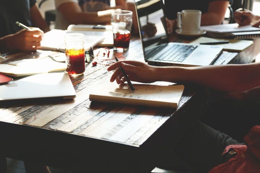 Processo de apuração e revisão de um artigo do Bolso Consciente: anotações e checagem de fontes sobre a mesa de trabalho