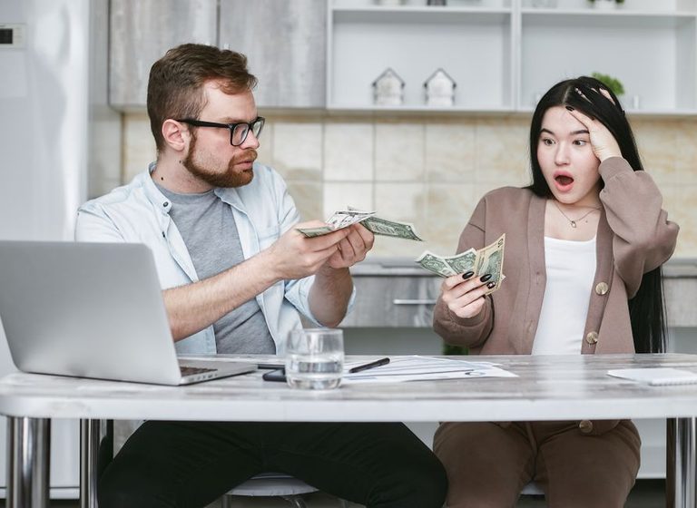 Método dos potes: envelopes separando o salário por categoria de gasto