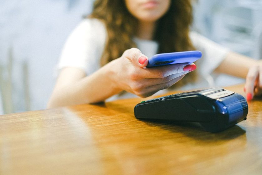 Pix Automático: celular exibindo pagamento recorrente aprovado